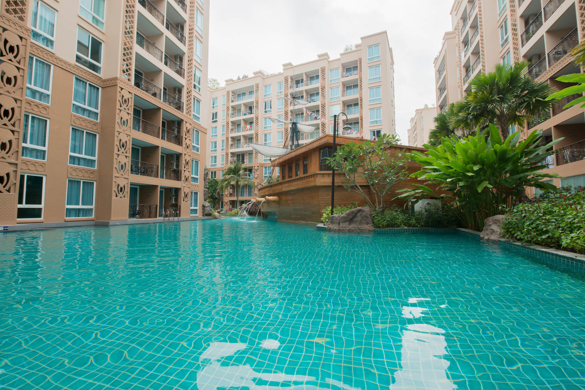 Atlantis Pattaya High Service Bãi biển Jomtien Ngoại thất bức ảnh